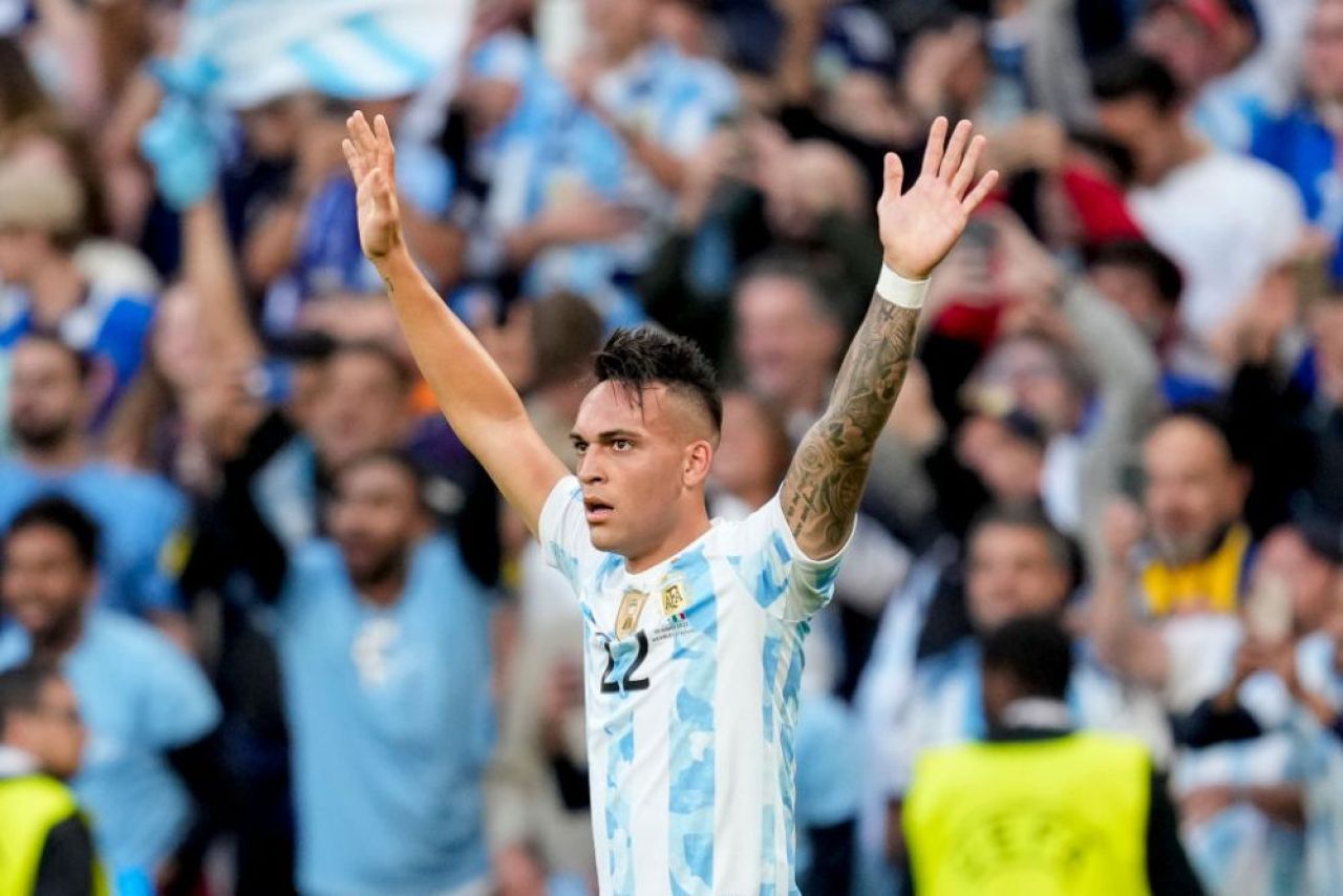 Au apărut imaginile cu Lautaro Martinez semnând un contract cu Atletico Madrid! Jucătorul și-a dat acordul, dar transferul a picat _4