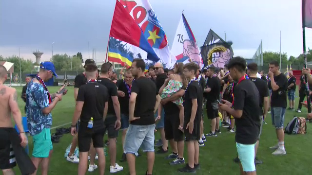 FCSB, încurajată de galerie la primul amical. Starurile au dat autografe, iar MM Stoica a luat din stilul lui Gigi Becali_3