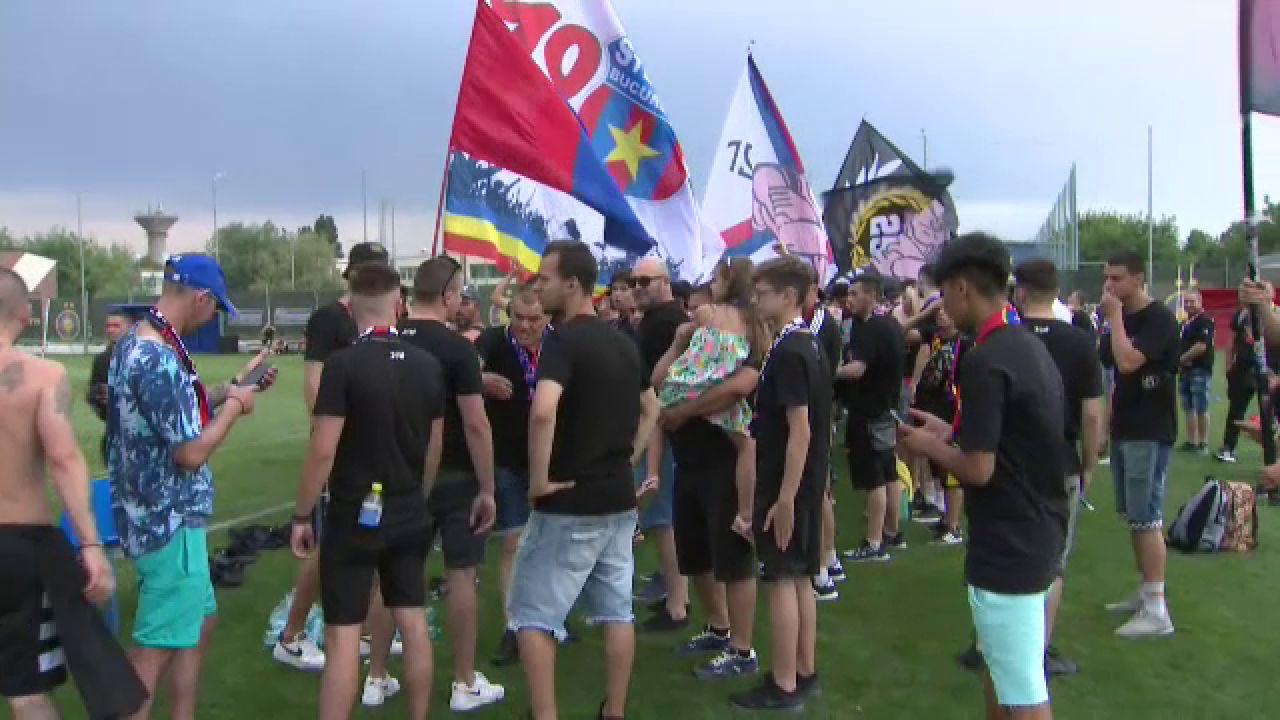 FCSB, încurajată de galerie la primul amical. Starurile au dat autografe, iar MM Stoica a luat din stilul lui Gigi Becali_3
