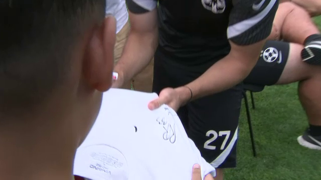 FCSB, încurajată de galerie la primul amical. Starurile au dat autografe, iar MM Stoica a luat din stilul lui Gigi Becali_4