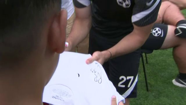 FCSB, încurajată de galerie la primul amical. Starurile au dat autografe, iar MM Stoica a luat din stilul lui Gigi Becali_4