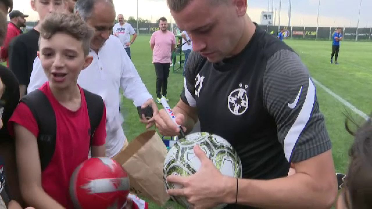 FCSB, încurajată de galerie la primul amical. Starurile au dat autografe, iar MM Stoica a luat din stilul lui Gigi Becali_5