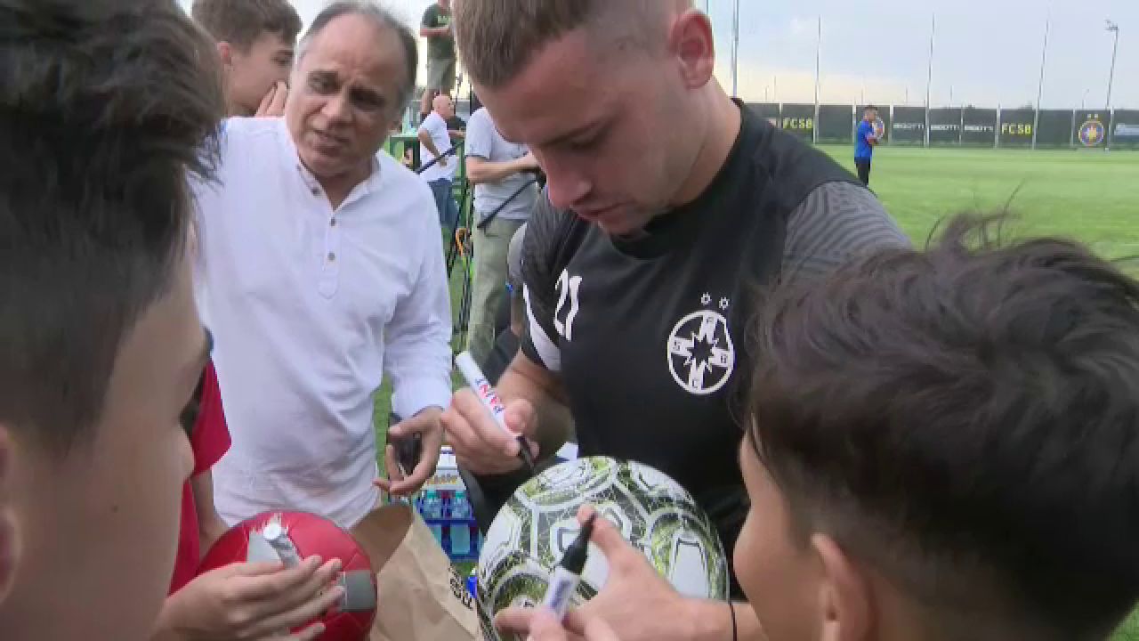 FCSB, încurajată de galerie la primul amical. Starurile au dat autografe, iar MM Stoica a luat din stilul lui Gigi Becali_6
