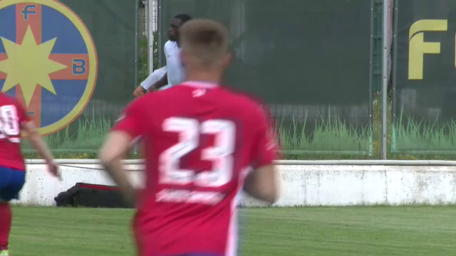 FCSB, încurajată de galerie la primul amical. Starurile au dat autografe, iar MM Stoica a luat din stilul lui Gigi Becali_11