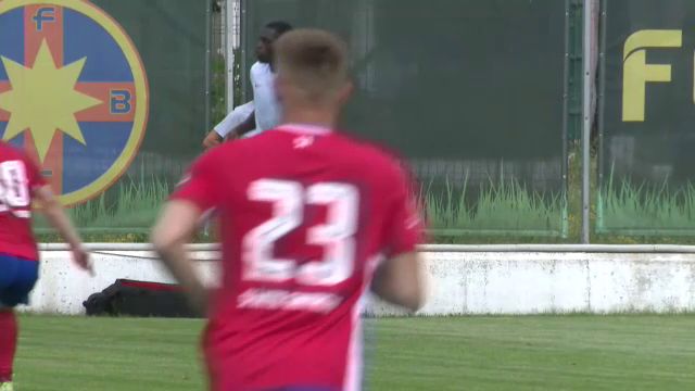 FCSB, încurajată de galerie la primul amical. Starurile au dat autografe, iar MM Stoica a luat din stilul lui Gigi Becali_11