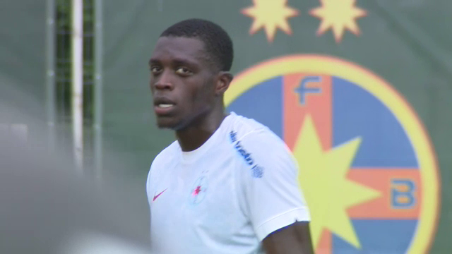 FCSB, încurajată de galerie la primul amical. Starurile au dat autografe, iar MM Stoica a luat din stilul lui Gigi Becali_14