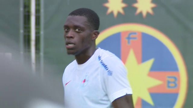 FCSB, încurajată de galerie la primul amical. Starurile au dat autografe, iar MM Stoica a luat din stilul lui Gigi Becali_14