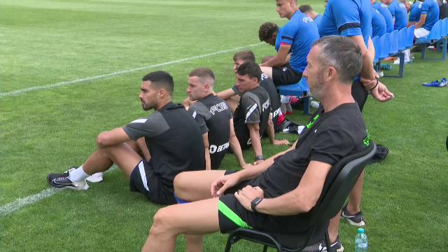 FCSB, încurajată de galerie la primul amical. Starurile au dat autografe, iar MM Stoica a luat din stilul lui Gigi Becali_16