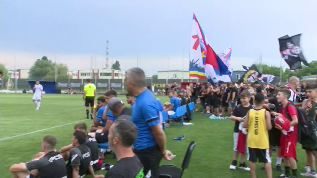 FCSB, încurajată de galerie la primul amical. Starurile au dat autografe, iar MM Stoica a luat din stilul lui Gigi Becali_17