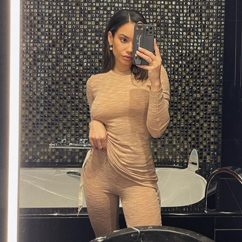 Cu internetul nu te pui! Karim Benzema, dat de gol de urmăritori că se iubește cu un super-model sexy! A șters poza imediat _21