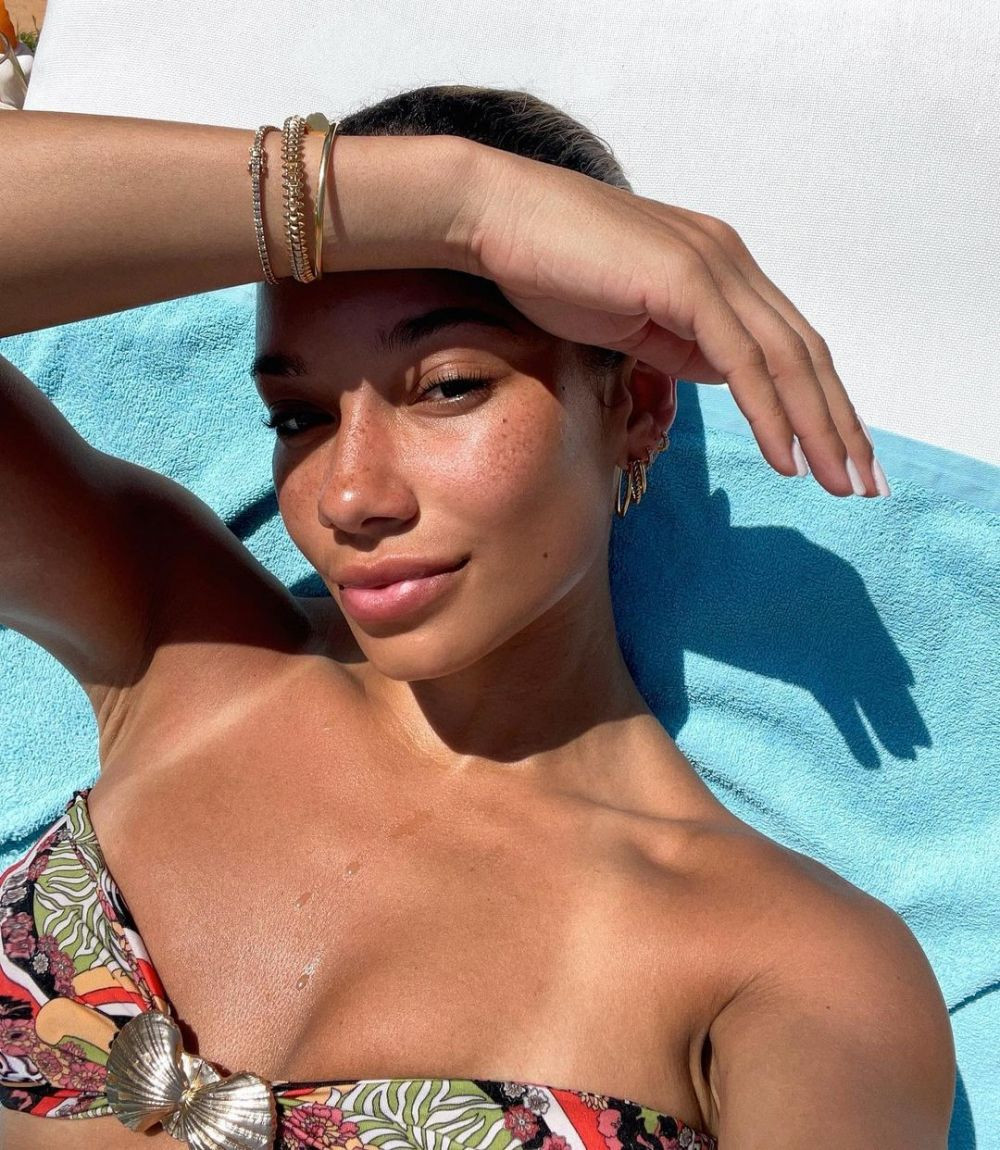 Cu internetul nu te pui! Karim Benzema, dat de gol de urmăritori că se iubește cu un super-model sexy! A șters poza imediat _45