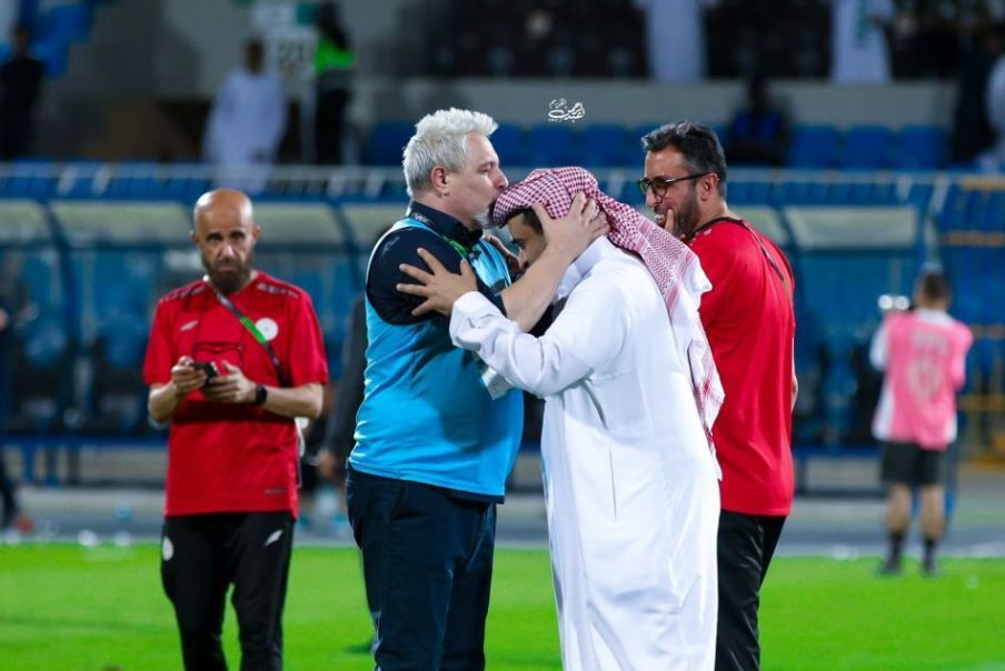 Explicația lui Marius Șumudică după ce a fost surprins pup&acirc;ndu-l pe președintele lui Al-Shabab, Khalid Al-Baltan