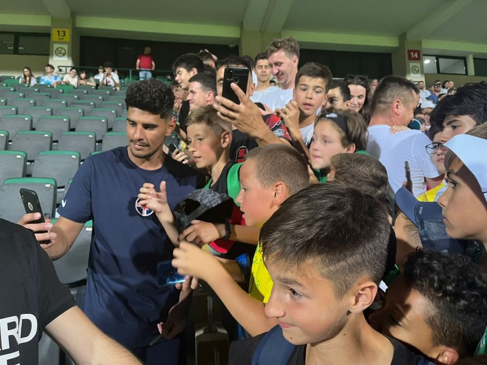 Florinel Coman, idolul suporterilor moldoveni! I-au strigat numele și au stat la coadă pentru autograful „perlei” FCSB-ului_3