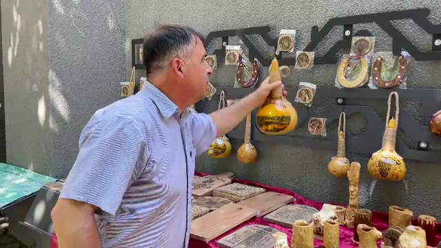 Fotbaliștii de la FCSB au văzut la Chișinău cum se Ține țuica &icirc;n dovleac. Un meșter popular le-a arătat asta