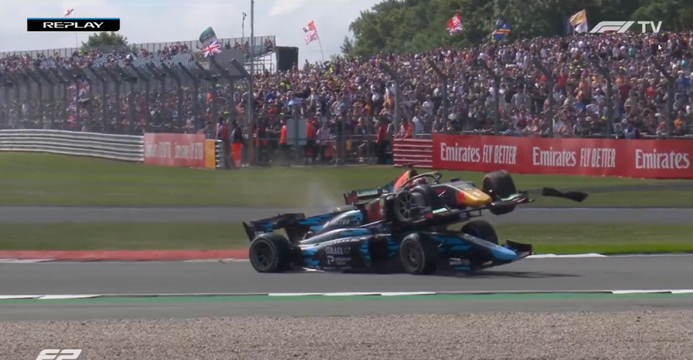 Accident horror la Formula 2! Doi piloți, aproape de tragedie: s-a urcat cu monopostul peste adversarul care l-a scos din decor&nbsp;