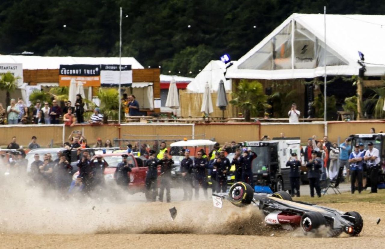 Accident teribil la MP de la Silverstone! Cursa a fost îndreruptă aproape o oră din cauza unei ciocniri violente în primul viraj_1