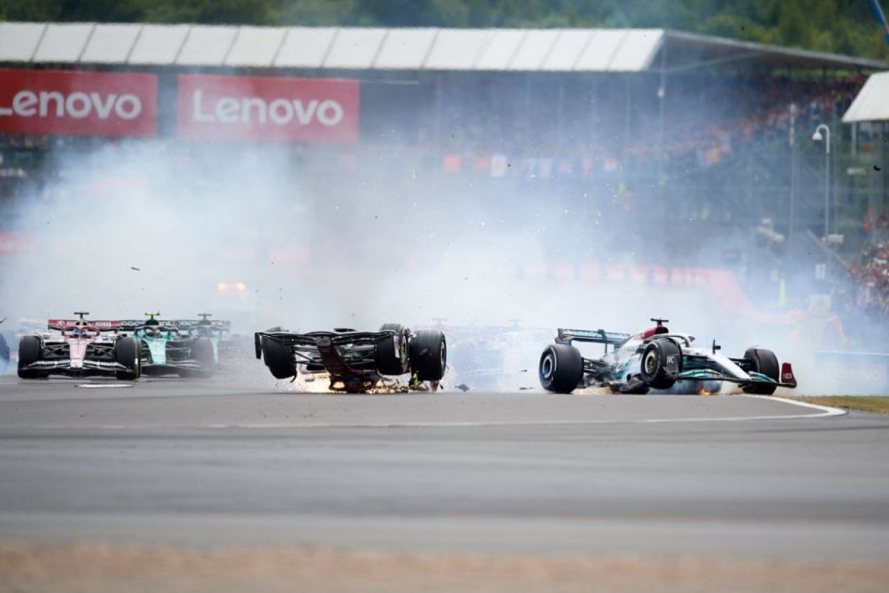 Accident teribil la MP de la Silverstone! Cursa a fost îndreruptă aproape o oră din cauza unei ciocniri violente în primul viraj_4