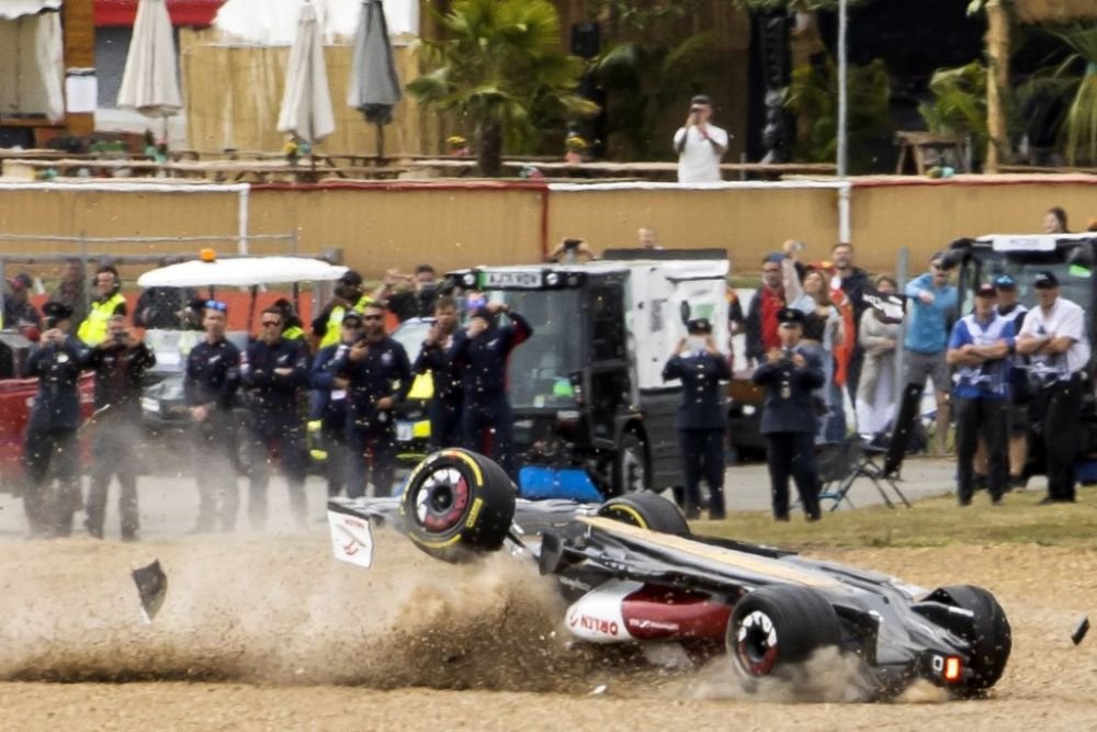Accident teribil la MP de la Silverstone! Cursa a fost îndreruptă aproape o oră din cauza unei ciocniri violente în primul viraj_5