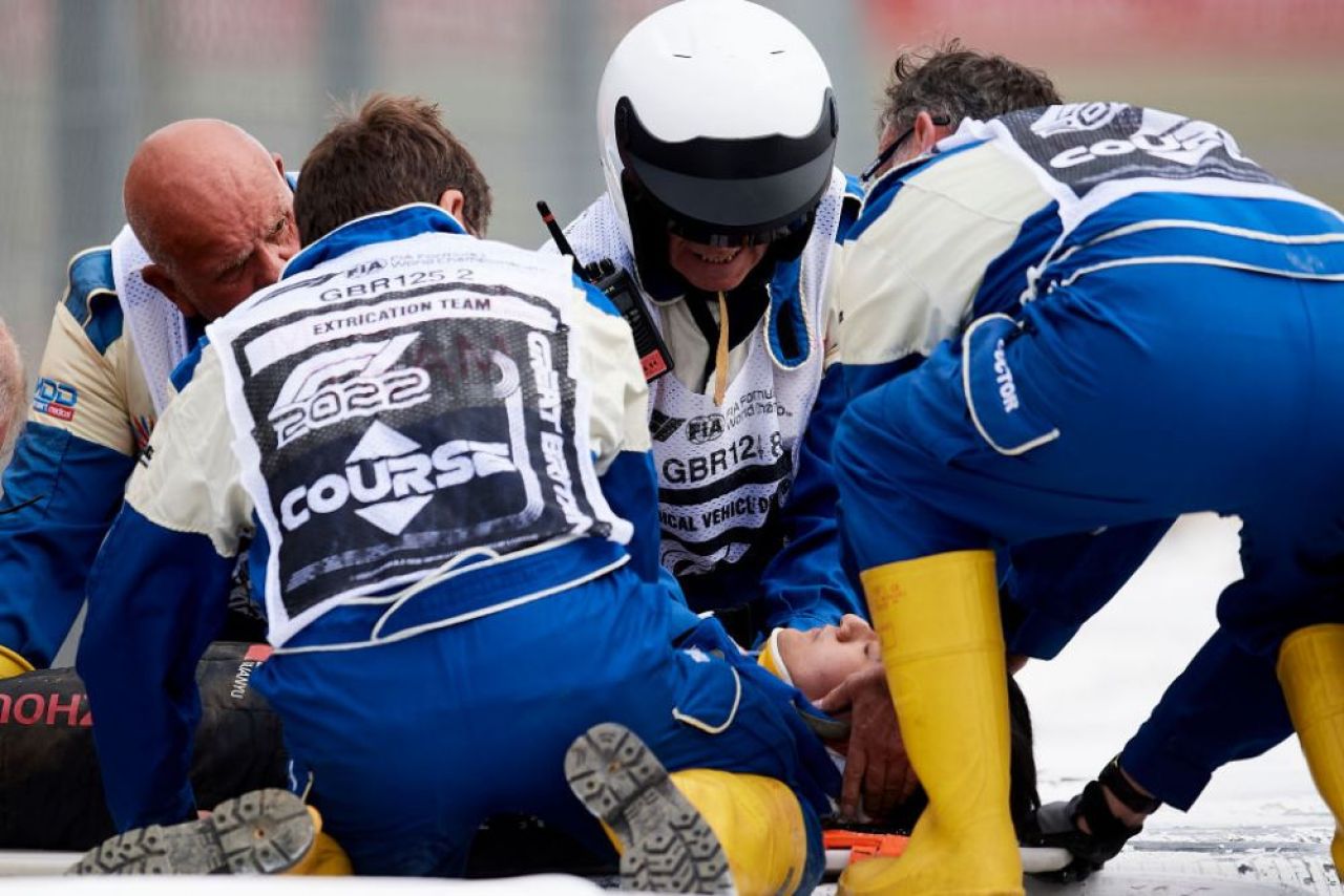 Primul mesaj al pilotului chinez accidentat în teribilul impact de la Marele Premiu de la Silverstone. Cum se simte Zhou Guanyu_2