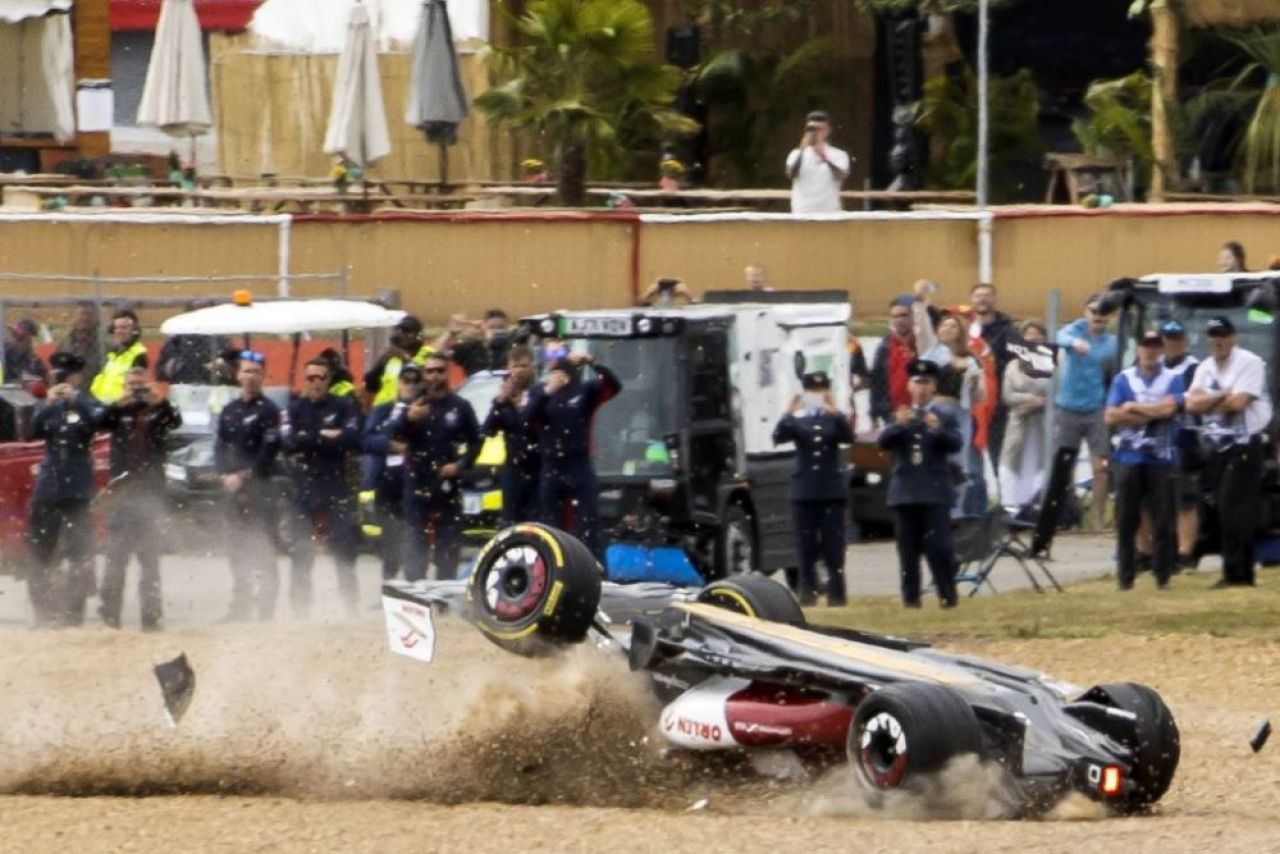 Primul mesaj al pilotului chinez accidentat în teribilul impact de la Marele Premiu de la Silverstone. Cum se simte Zhou Guanyu_6