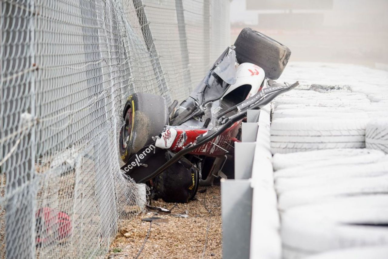 Primul mesaj al pilotului chinez accidentat în teribilul impact de la Marele Premiu de la Silverstone. Cum se simte Zhou Guanyu_8