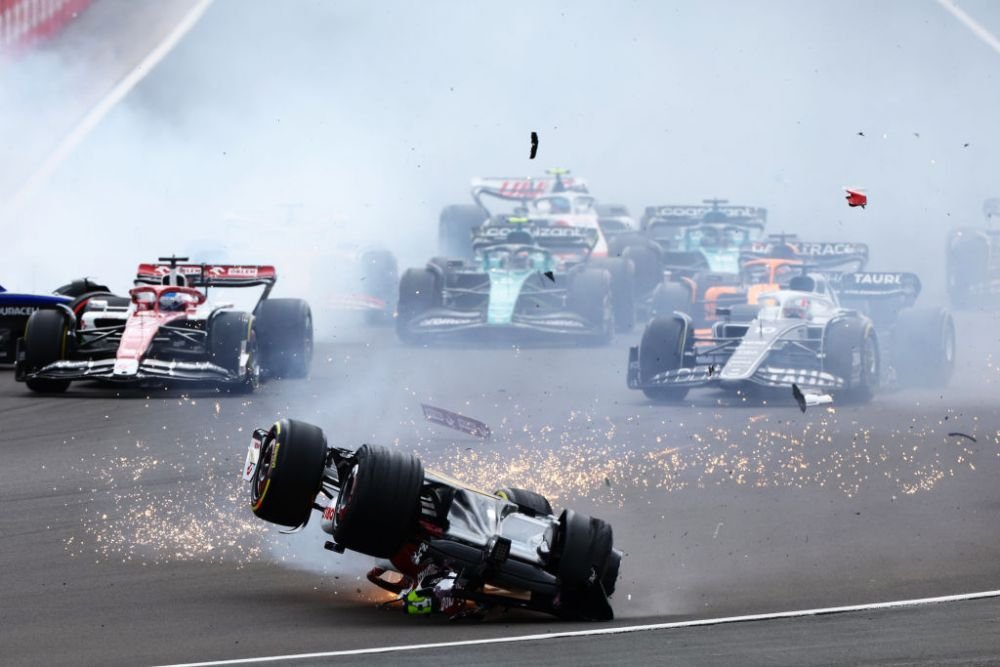 Primul mesaj al pilotului chinez accidentat în teribilul impact de la Marele Premiu de la Silverstone. Cum se simte Zhou Guanyu_10