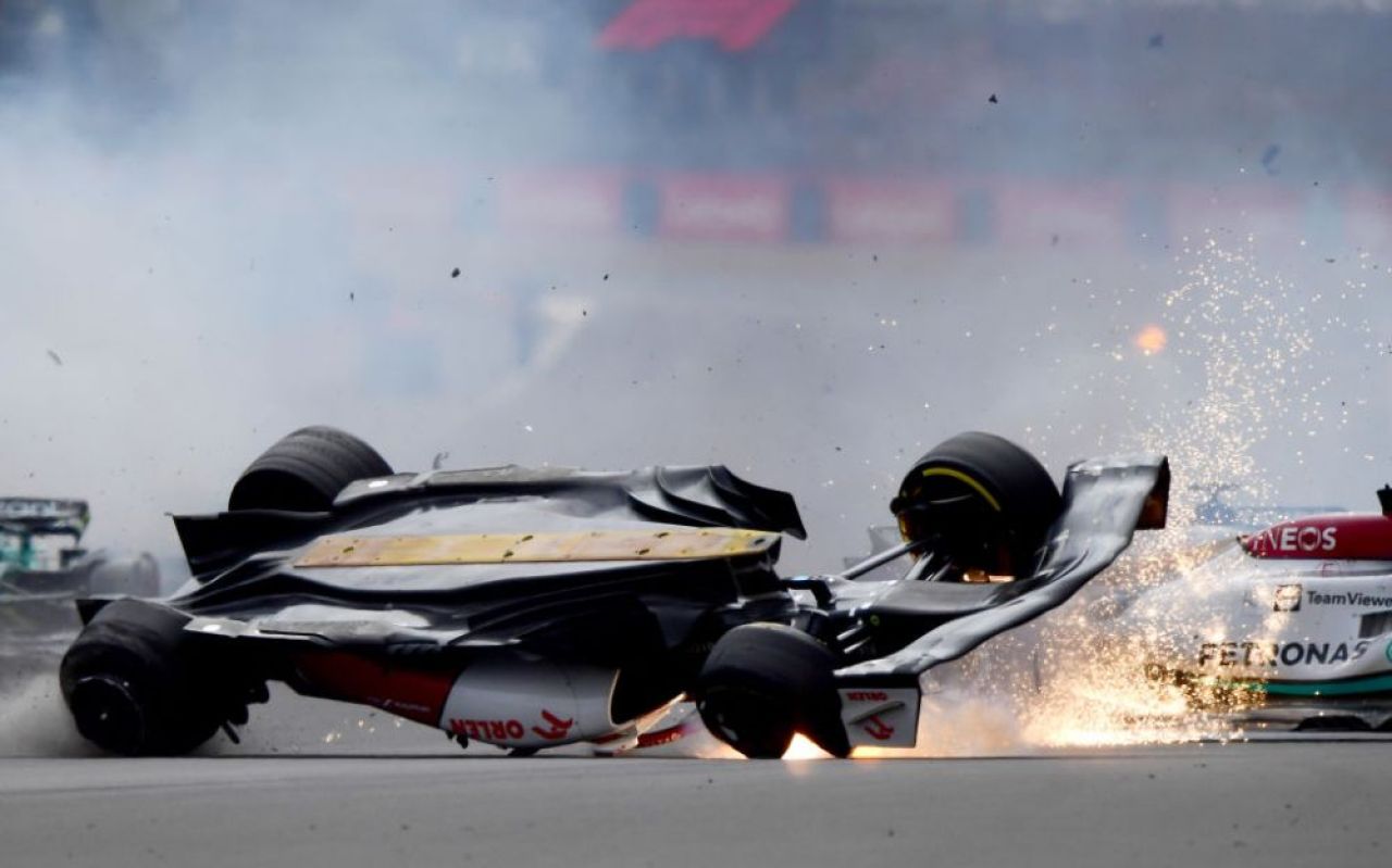 Primul mesaj al pilotului chinez accidentat în teribilul impact de la Marele Premiu de la Silverstone. Cum se simte Zhou Guanyu_13
