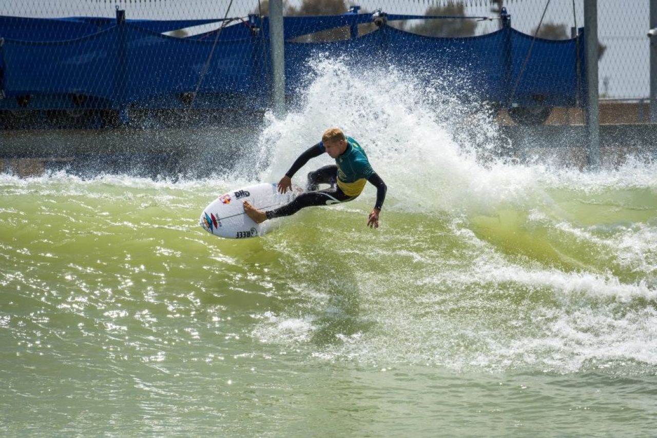 Surferul care a scăpat ca prin minune de furia unui rechin. Metoda care l-a ajutat pe Mick Fanning să supraviețuiască_5