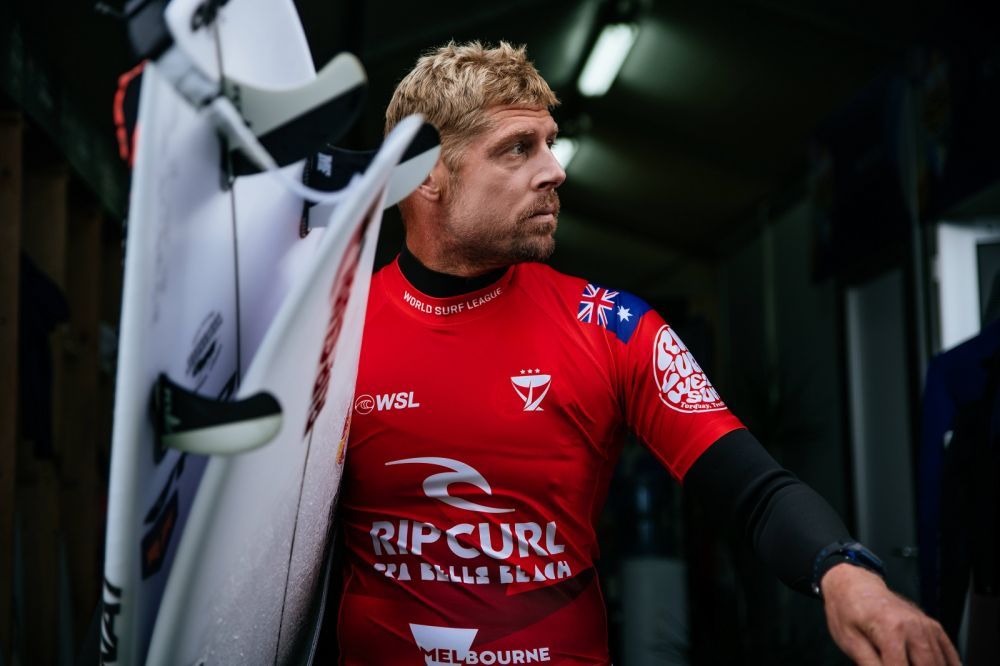 A scăpat ca prin urechile acului de un rechin! Reacția surferului după teribilul accident: