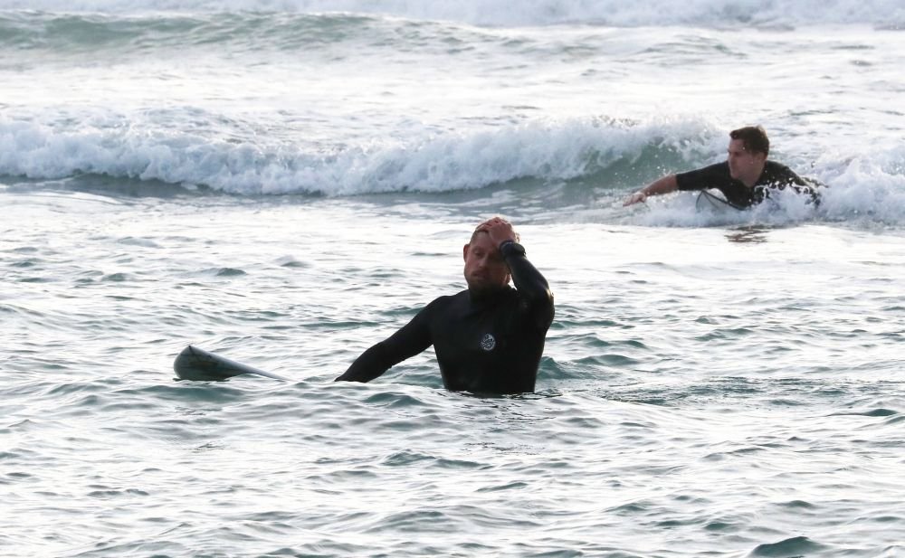 A scăpat ca prin urechile acului de un rechin! Reacția surferului după teribilul accident: 
