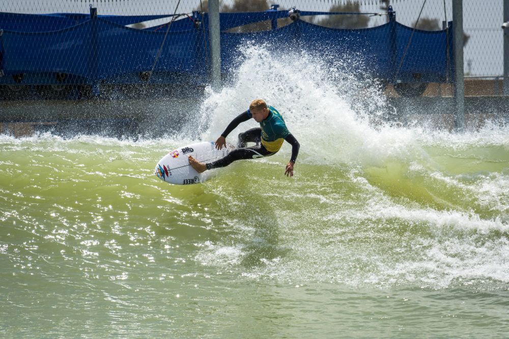 A scăpat ca prin urechile acului de un rechin! Reacția surferului după teribilul accident: