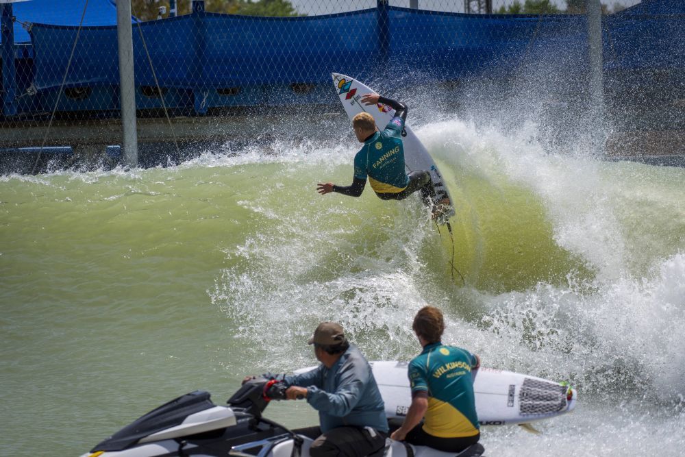 A scăpat ca prin urechile acului de un rechin! Reacția surferului după teribilul accident: