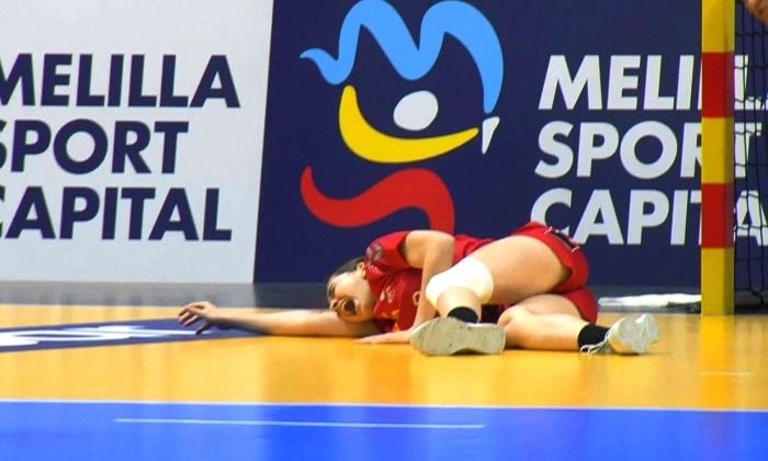 Oana Borș, una dintre cele mai talentate handbaliste din România, nevoită să stea pe bară peste un an!_10