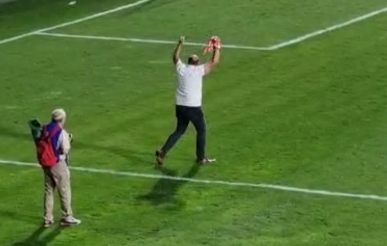 Laszlo Dioszegi, bucurie la cote extreme! Patronul lui Sepsi a intrat pe gazon după fluierul final_5