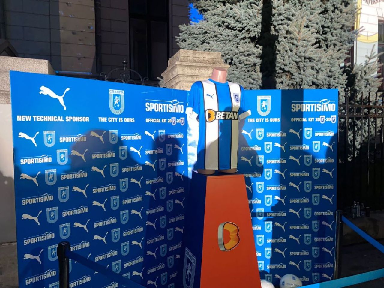 Universitatea Craiova și-a dezvăluit echipamentul pe care-l va folosi în sezonul 2022/23_7