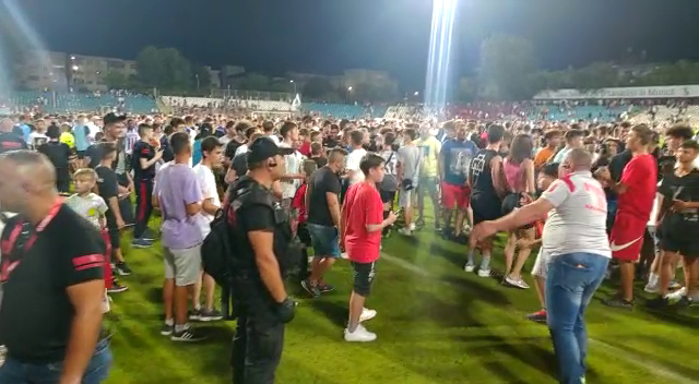 Ca pe vremuri! Fanii Oțelului au invadat terenul, imediat după finalul meciului cu FCSB