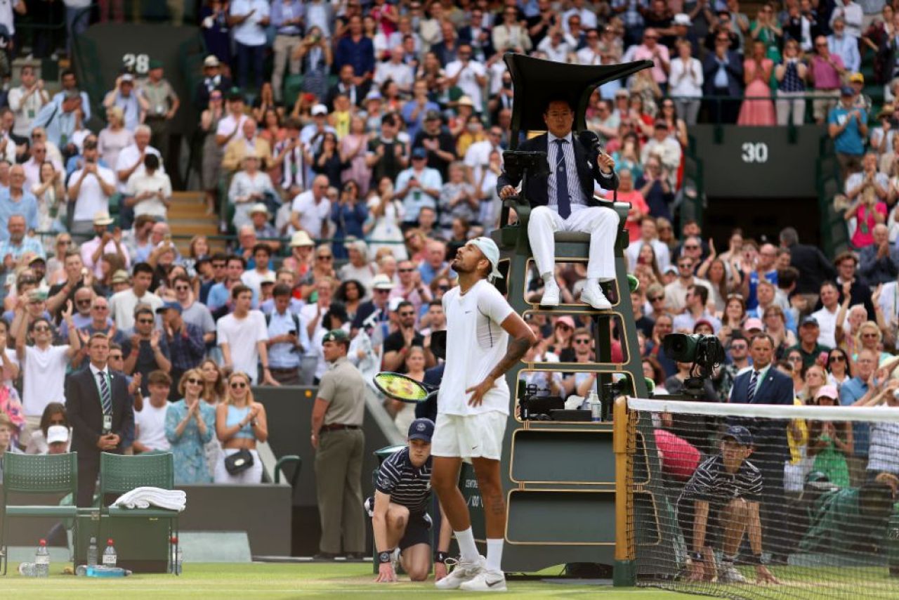 Nick Kyrgios revoluționează finalele de Grand Slam: i-a servit din mână lui Novak Djokovic la una din primele ocazii_6