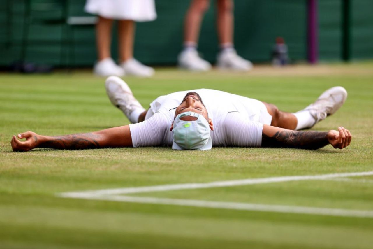 Nick Kyrgios revoluționează finalele de Grand Slam: i-a servit din mână lui Novak Djokovic la una din primele ocazii_10