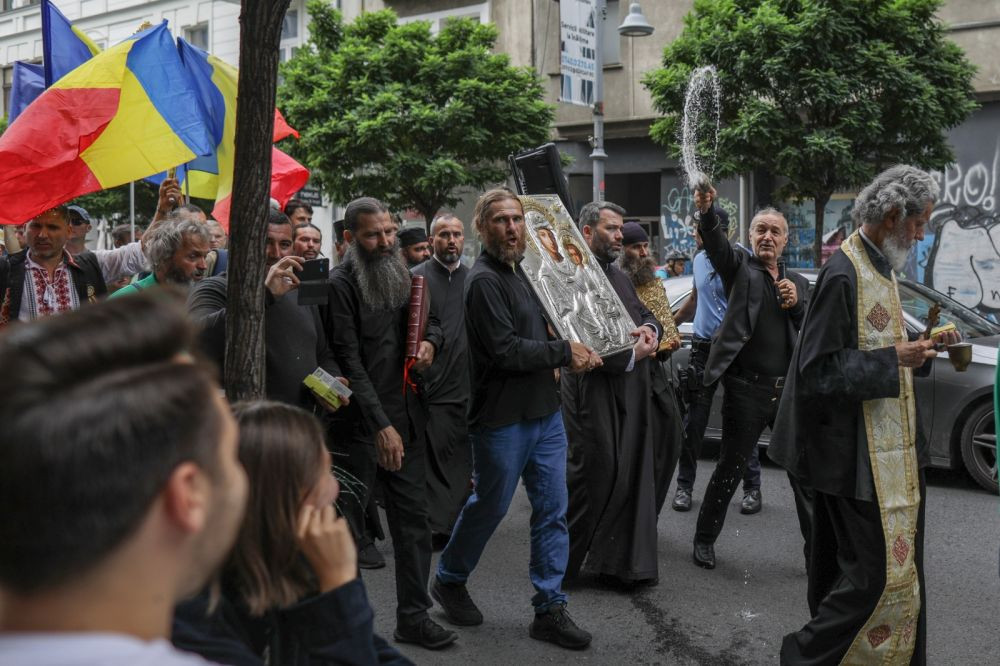 Imagini fabuloase cu Gigi Becali! Patronul FCSB a stropit cu agheasmă Calea Victoriei, după parada LGBTQ_2