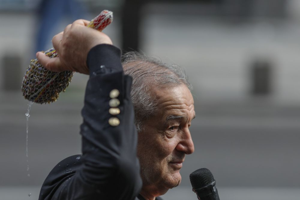 Imagini fabuloase cu Gigi Becali! Patronul FCSB a stropit cu agheasmă Calea Victoriei, după parada LGBTQ_4