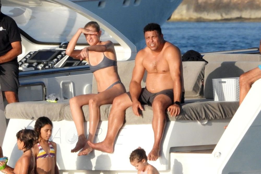 Cu greu mai poate fi recunoscut! Ronaldo a luat proporții, însă a cucerit un model cu 13 ani mai tânăr decât el _8