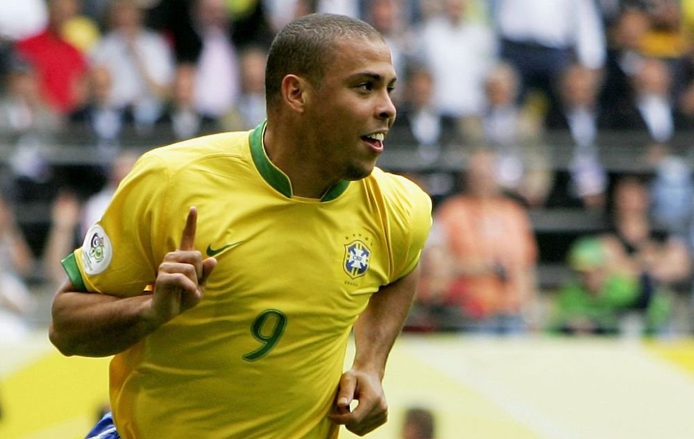 Cu greu mai poate fi recunoscut! Ronaldo a luat proporții, însă a cucerit un model cu 13 ani mai tânăr decât el _11