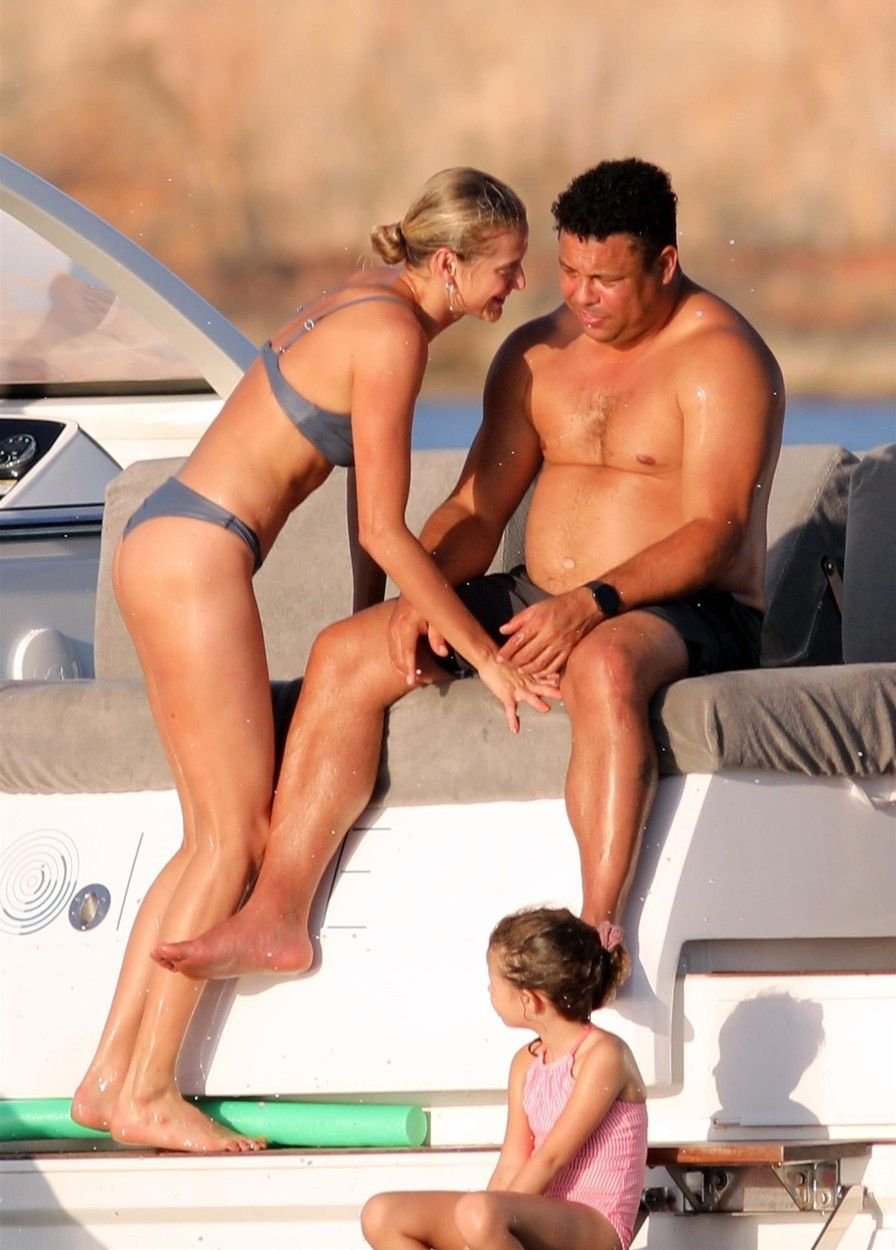Cu greu mai poate fi recunoscut! Ronaldo a luat proporții, însă a cucerit un model cu 13 ani mai tânăr decât el _12