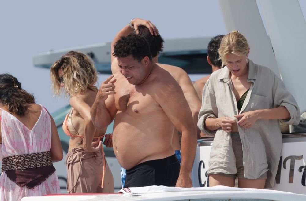 Cu greu mai poate fi recunoscut! Ronaldo a luat proporții, însă a cucerit un model cu 13 ani mai tânăr decât el _15