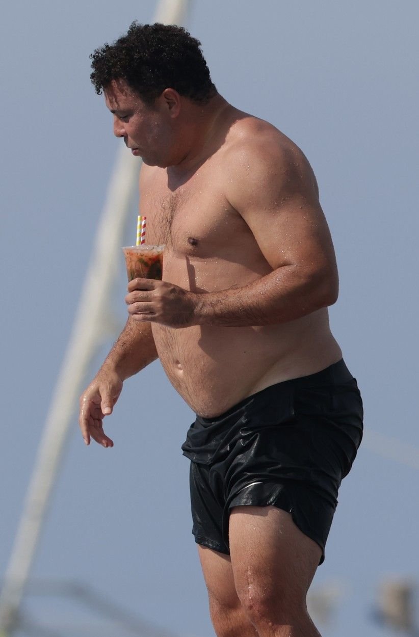 Cu greu mai poate fi recunoscut! Ronaldo a luat proporții, însă a cucerit un model cu 13 ani mai tânăr decât el _16