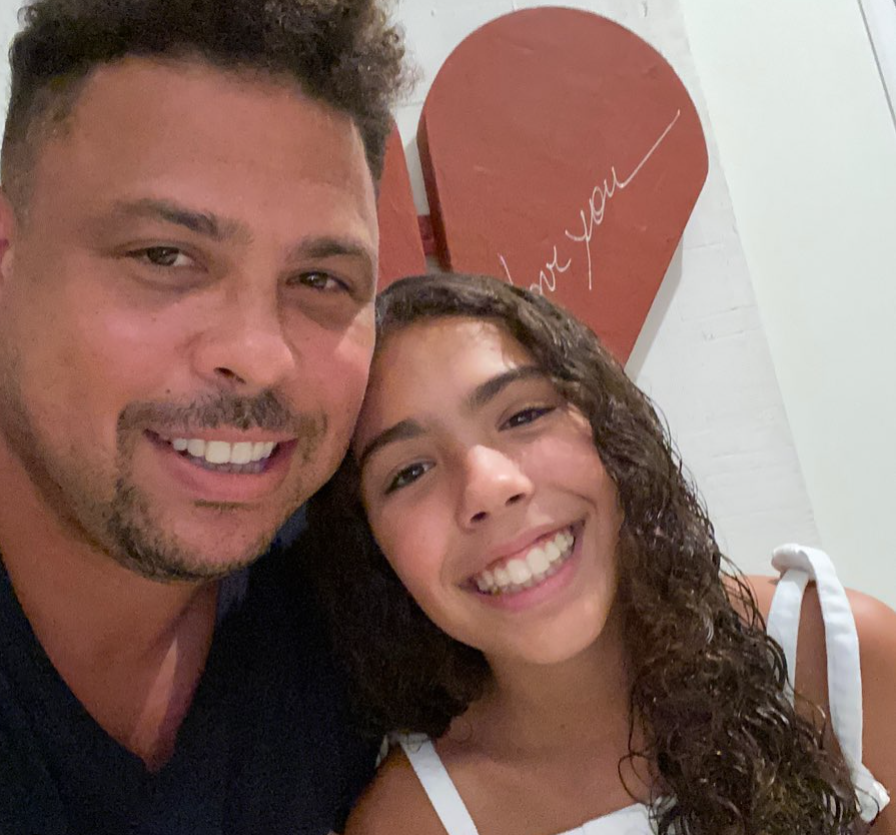 Cu greu mai poate fi recunoscut! Ronaldo a luat proporții, însă a cucerit un model cu 13 ani mai tânăr decât el _18