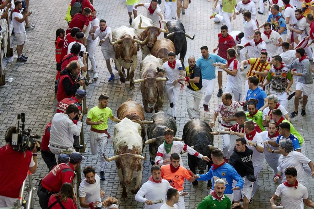 S-a întors celebrul festival spaniol! Mii de oameni au fugit de furia taurilor eliberați pe străzi_5
