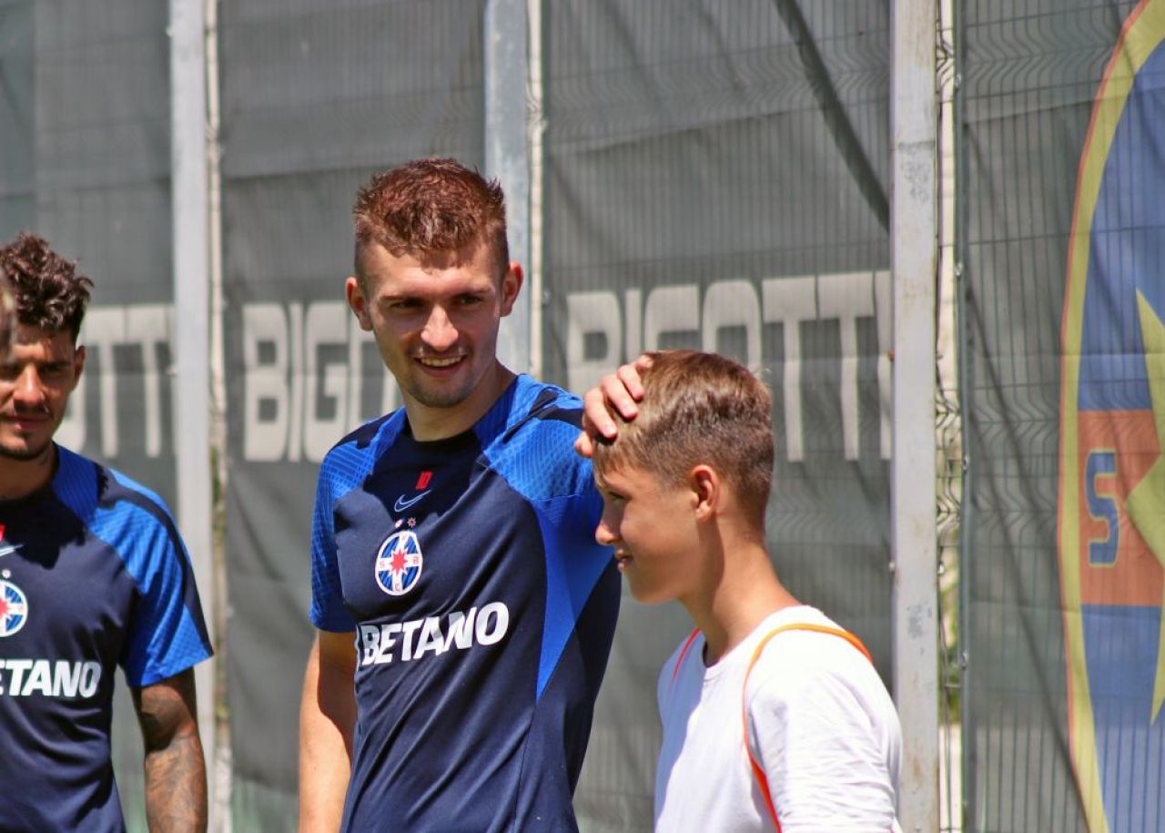 Fratele lui Tavi Popescu, la antrenamentul FCSB. Puștiul e considerat mai talentat decât vedeta