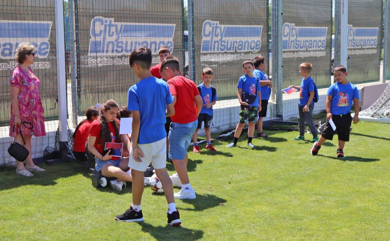 Jucătorii FCSB, asaltați în cantonamentul de la Berceni! Cine a intrat pe teren și ce le-au cerut jucătorilor_1