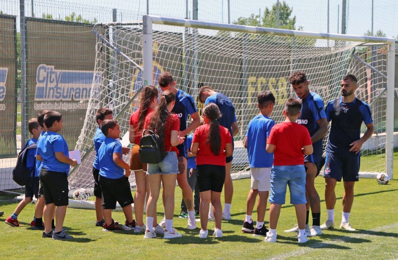 Jucătorii FCSB, asaltați în cantonamentul de la Berceni! Cine a intrat pe teren și ce le-au cerut jucătorilor_2